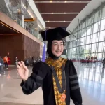 Potret Desy Ratnasari Wisuda S3