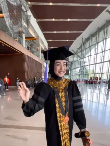 Potret Desy Ratnasari Wisuda S3