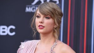 Taylor Swift Sukses Pertahankan The Fate of Ophelia