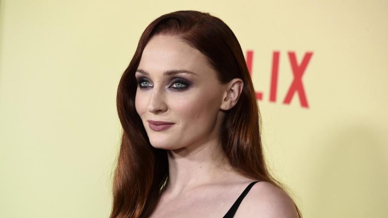 Sophie Turner Dikabarkan Berkencan dengan Chris Martin